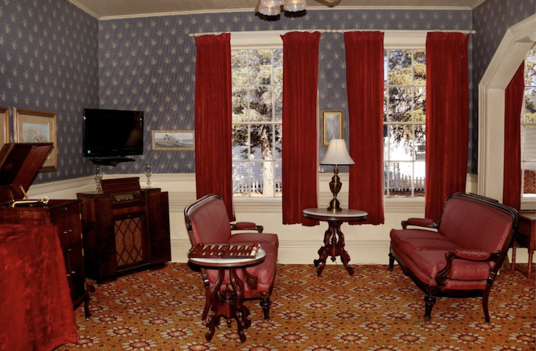 The parlor of the Bridgeport Inn.